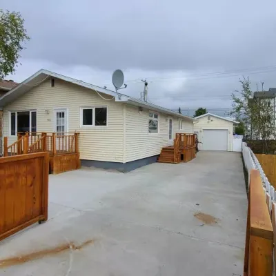 YK AURORA B&B Hotels near Yellowknife City Hall & Park