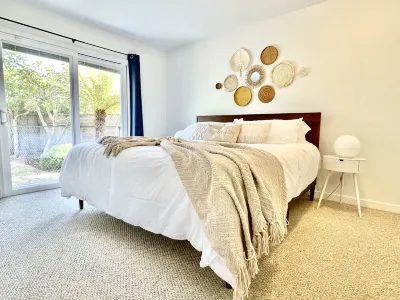 Seacliff Mid Century Cottage 3 Min to Beach: Ocean Views, Deck and Hot Tub 더 코브 비치 주변 호텔