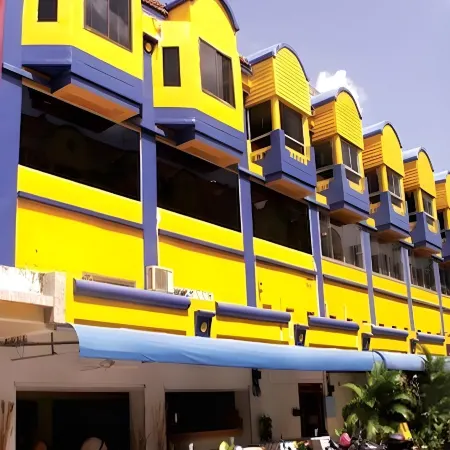 Aquarius Gay Guesthouse & Sauna Отели рядом с достопримечательностью «Кабаре Paradise Complex Patong»