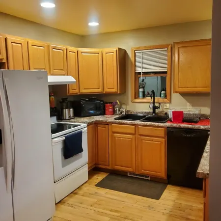 Miners Lodge - Cozy and one block from the snowmobile/atv trails.