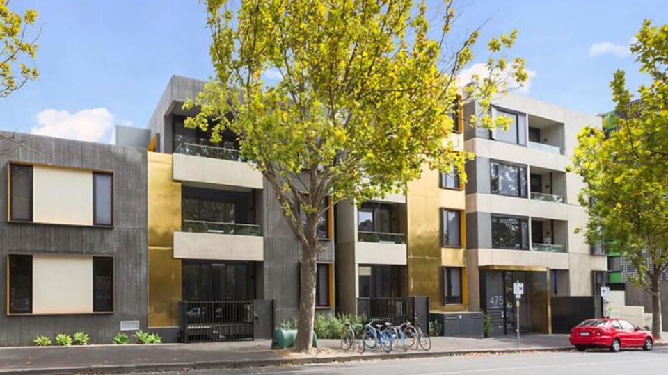 Cosmo Stays- Peaceful 2BR Designer Apartment. Fabulous Location. Free Parking.