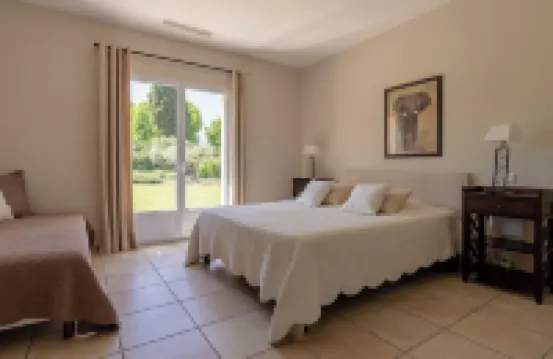 Splendid Provencal Villa with Air-Conditoning, Heated Pool and Outside kitchen