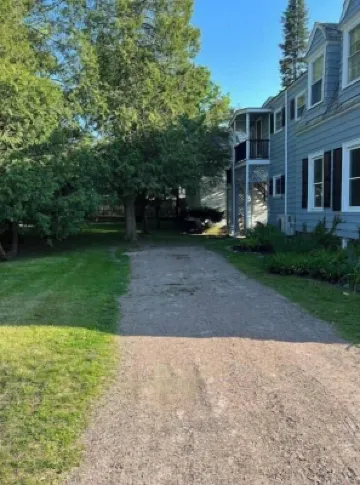The Sanctuary: 3 Bedrooms, Easy Walking, +Parking!