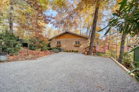 Pine Haven Getaway in Linville Land Harbor. 4BDR/3BA with Large Deck & Game Room Отели рядом с достопримечательностью «Christmas Tree Hill Garden Center»