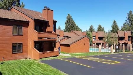 Spacious and cozy mountain retreat, dog friendly, great location Mammoth Lakes Отели в г. Маммот-Лейкс