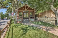 Cozy Cabin with Large Yard - Charming River Retreat 바인야드 루프 하이킹 트레일 주변 호텔