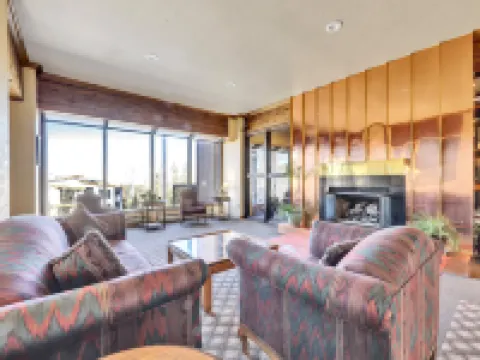 Ski-Out Access and Clubhouse Amenities - Cozy Mountain Retreat