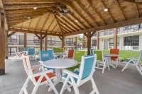 Creek Access and Resort Amenities - Charming Cozy Retreat Hotels in Hollister