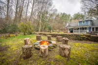 Mountain Oasis with Hot Tub and Stone Fire Pit - Serene Escape فنادق في Pisgah Forest