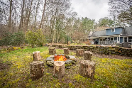 Mountain Oasis with Hot Tub and Stone Fire Pit - Serene Escape Отели в г. Фасги Форест