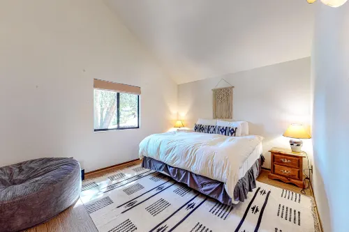 Dog-Friendly home with fireplace, washer/ dryer & deck - near shops & dining Hotel a Running Springs