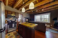 Luxe 2-Unit Hideaway: Suite & Casita w/ Full Kitchens - Walk to Dining, Dogs OK Hotels in Ranchos de Taos