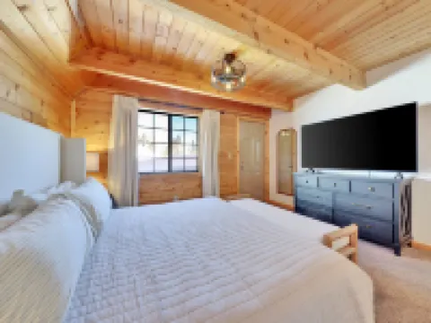 Cozy Secluded Oasis with Game Room and Indoor Fireplace - Inviting Retreat