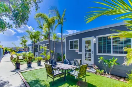 Charming Cottage with Cozy Patio and Fire Pit - Inviting Beach Retreat Отели рядом с достопримечательностью «Мишен Бич»