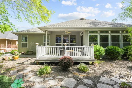 Tranquil Setting and Scenic Access - Charming Nature Retreat Hotel a Garden City