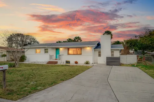 Pool, Outdoor Fire Pit and Arcade Games - Captivating Coastal Retreat