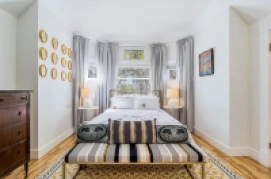 Cozy private apartment in a historic Victorian house close to downtown