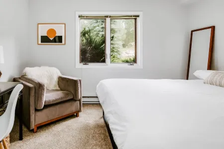 Private Patio and Community Hot Tubs - Chic Cozy Retreat