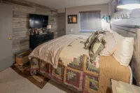 Ski-in/out Rustic Retreat - Car-free Mountain Sanctuary 布賴恩峰住宿飯店