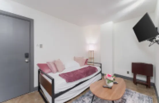 Cozy Urban Escape with Modern Amenities - Charming Downtown Haven