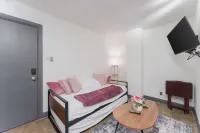 Prime Location Near Shoreline and Vibrant City Life - Chic Cozy