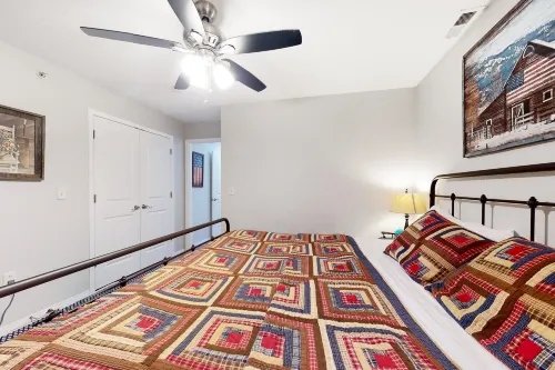 Quiet condo with pool, washer/dryer, kitchen, patio, board games, & Pack-N-Play Hotel di Branson Township