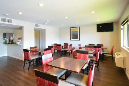 Comfort Inn & Suites Moreno Valley Near March Air Reserve Base Отели рядом с достопримечательностью «WinCo Foods»