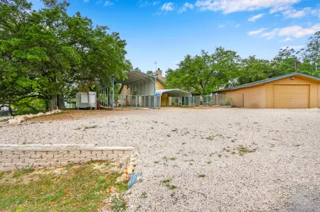 Lake Access and Game Room - Stunning Family Retreat Отели рядом с достопримечательностью «Cranes Mill Marina»