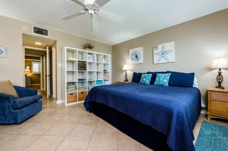 Ocean View and Pool Access - Delightful Family Condo Retreat Отели рядом с достопримечательностью «Marine Discovery Center»