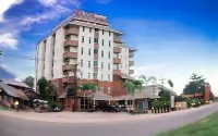 Century Grand Hotel Hotel dekat Wat PA Sisi Manotham