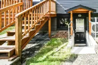Cozy Escape with Natural Light and Modern Finishes - Charming Boho Haven Hotels in Albany