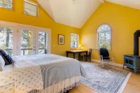 Breathtaking Views and Modern Kitchen - Exquisite Waterfront Retreat