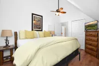 Charming Hideaway - Hot tub, Mountain View, Grill, WiFi Hotels in Helen