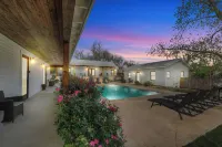 Schubert Inn Suite-B with Pool & Grill - Walk to Main
