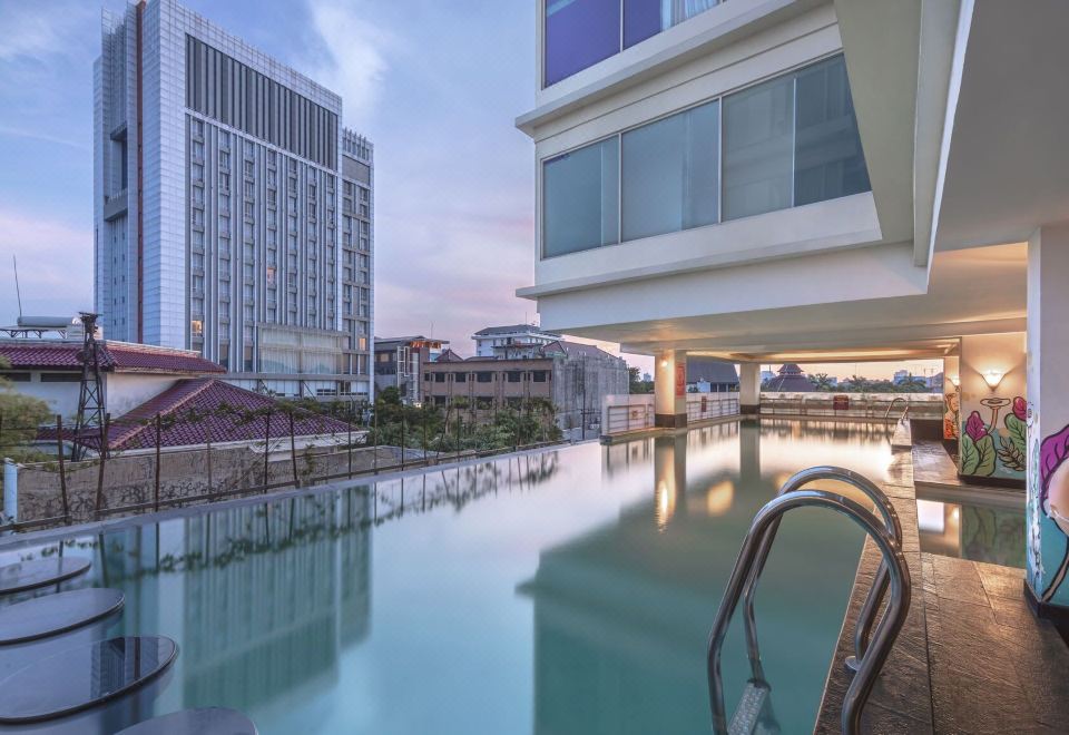 퀘스트 호텔 다르모 - 수라바야의 외관 전경