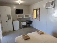 Stork RD Budget Rooms - Private Rooms with Shared Bathrooms Access to Pool Hotels in Longreach