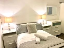 Central 1-Bed Apt, Sleeps 4, 5 Mins to Station