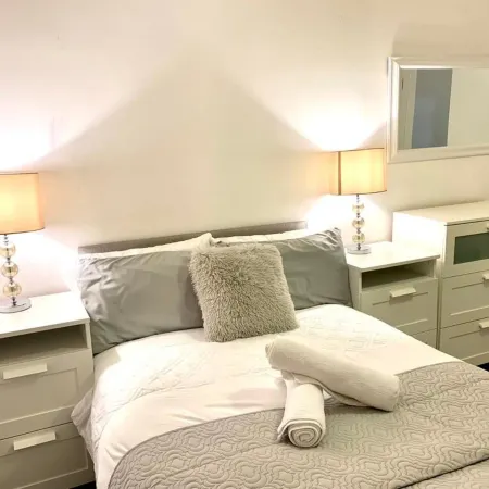 Central 1-Bed Apt, Sleeps 4, 5 Mins to Station