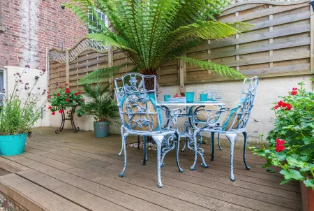 Seafront Apartment Private Garden & Free Parking