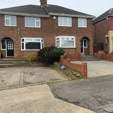 Romford - House - Sleeps 6 - Garden - Parking