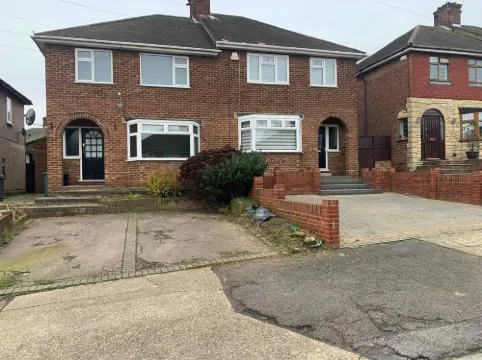 Romford - House - Sleeps 6 - Garden - Parking
