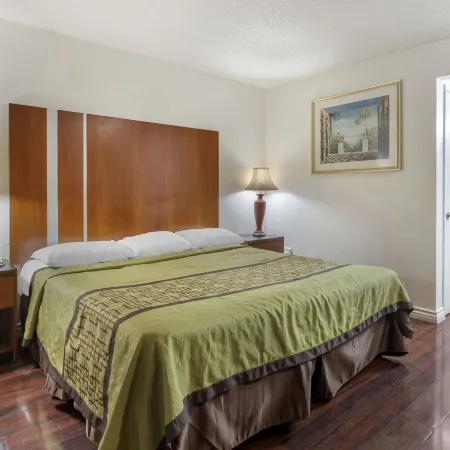 Riverside Inn & Suites