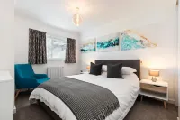 25 Coedrath Park - Sea Views from Balcony, Short Walk to Beach, Parking