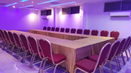 Royal Inn Hotel Отели в г. Карачи