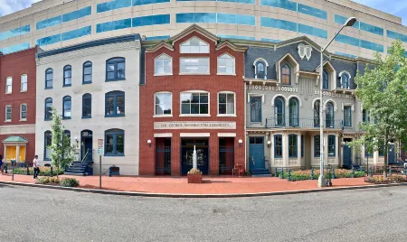 Canopy by Hilton Washington DC Embassy Row Отели рядом с достопримечательностью «Собор Святого апостола Матфея»