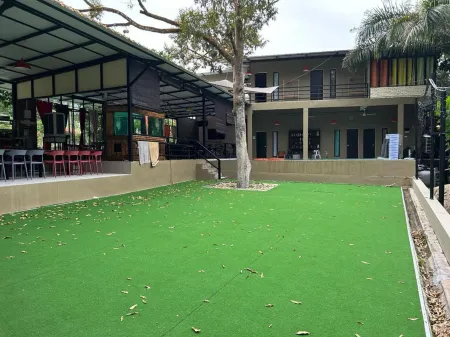 Private Pool FamilyResort Bentong Pahang Отели рядом с достопримечательностью «HillTop Bentong Campsite»