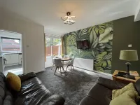 Modernised Central Wigan Townhouse Sleeps up to 6 Hotels in Віган