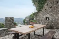 White Jasmine Cottage Hotels in Feakes