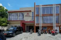 RedDoorz @ Hotel Grand Aulia Majene فنادق في 