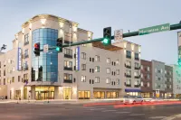 Bluemont Hotel Hoteles cerca de Alpha Xi Delta